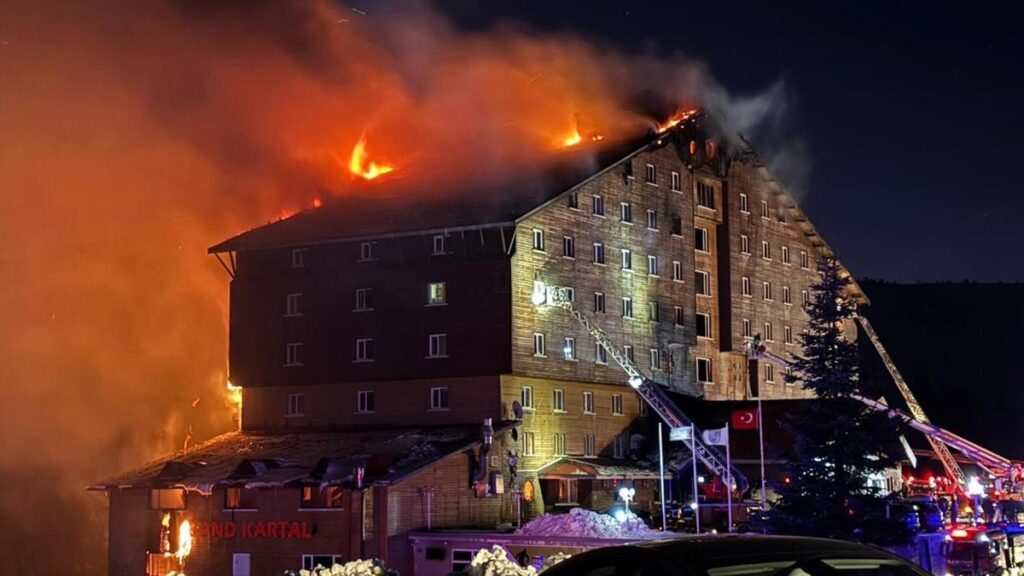 Incendio mortal en un hotel de una estación de esquí en Turquía.