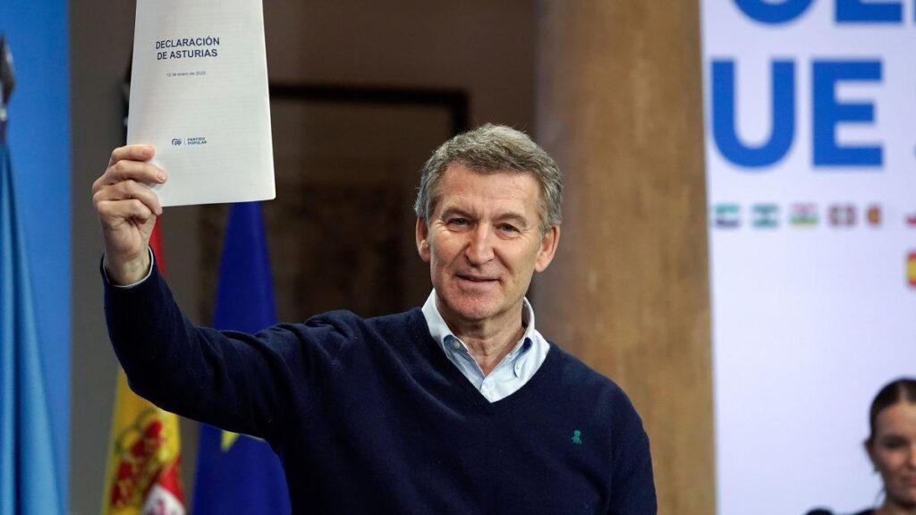 El líder del PP, Alberto Núñez Feijóo, exhibiendo la 'Declaración de Asturias' durante la cumbre celebrada por los populares