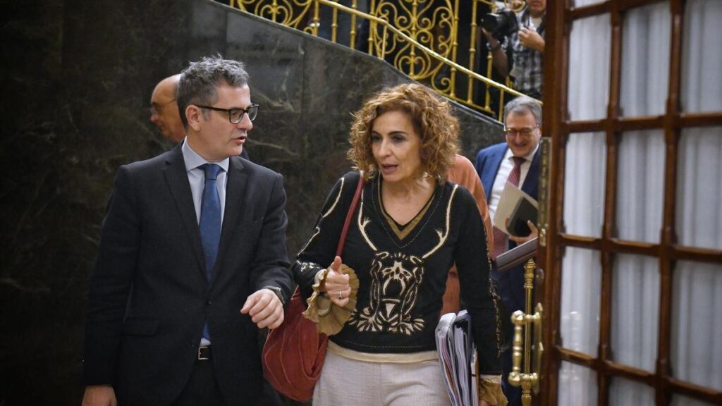 La vicepresidenta primera y ministra de Hacienda, María Jesús Montero, y el ministro de la Presidencia, Justicia y Relaciones con las Cortes, Félix Bolaños, durante un pleno en el Congreso de los Diputados, en diciembre.