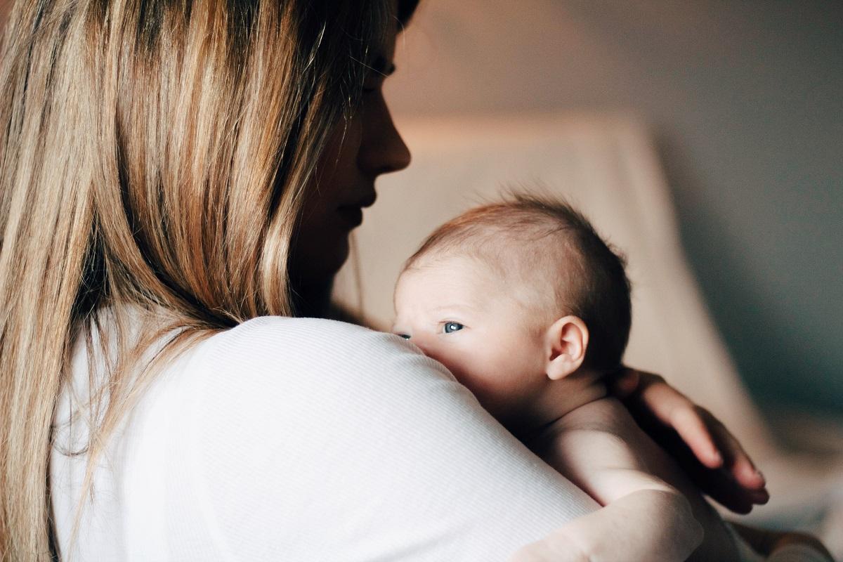 Vous devez essayer de calmer l'allaitement maternel en train de pleurer, des étreintes ou de changer la couche en bébé.