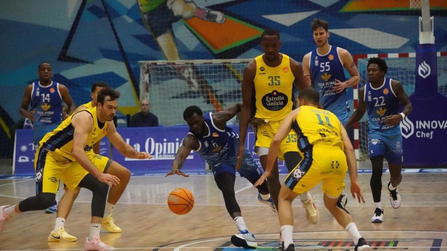 Saintel, disputando el balón  entre jugadores del CB Ourense.