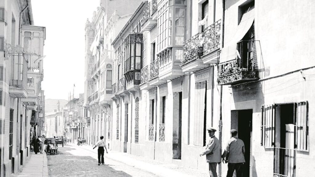 La calle de San Torcuato a comienzos del siglo XX. A la derecha, la vivienda de los Morán, con sus vistosas galerías acristaladas