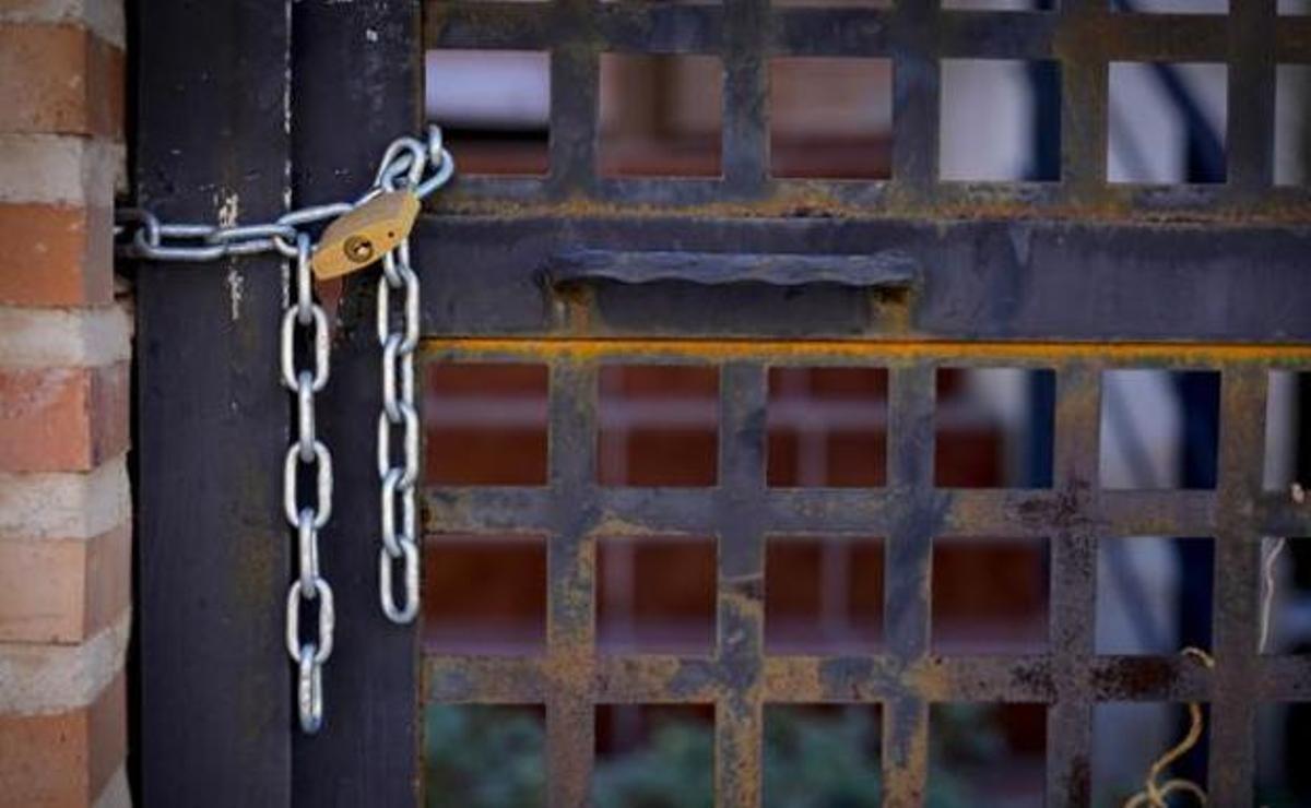 Il se sépare, entend sa maison et est obligé de vivre dans une salle de stockage pour "ne pas dormir dans la rue"