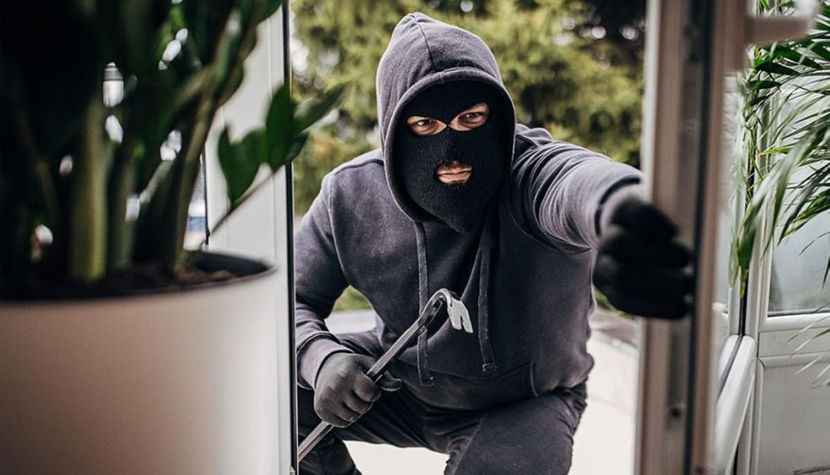 Il se sépare, entend sa maison et est obligé de vivre dans une salle de stockage pour "ne pas dormir dans la rue"