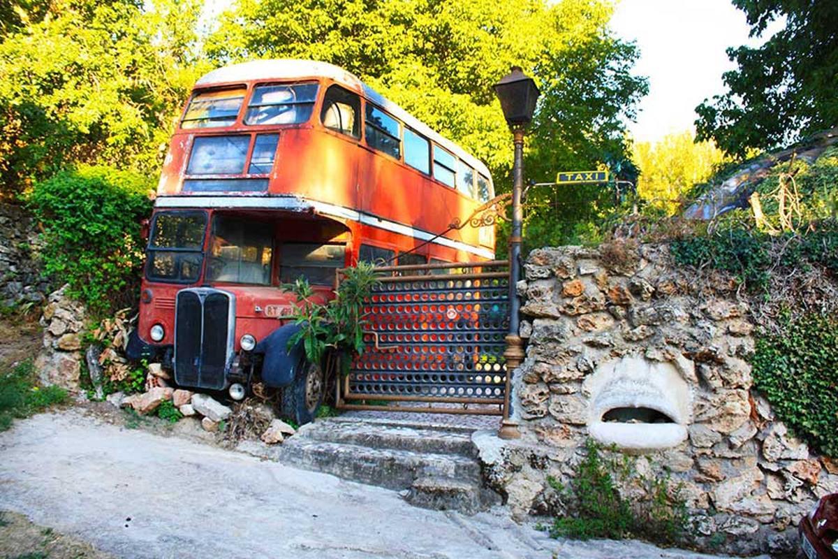 Un bus anglais historique et une ville de seulement 10 habitants, savez-vous de quelle municipalité Castellanoleon dont nous parlons?