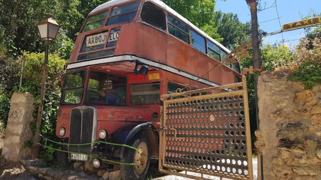 Un histórico autobús inglés y un pueblo de apenas 10 habitantes, ¿sabes de qué municipio castellanoleonés estamos hablando?