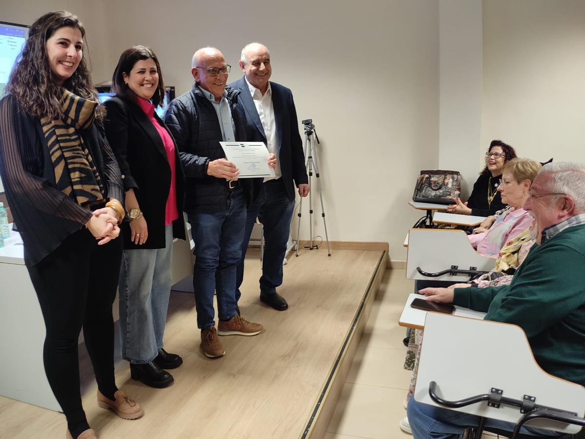 Loi de livraison de certificat du Senior UNED.