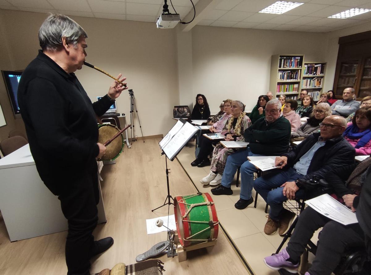 Alberto Jambrina, de concert au Senior UNED.