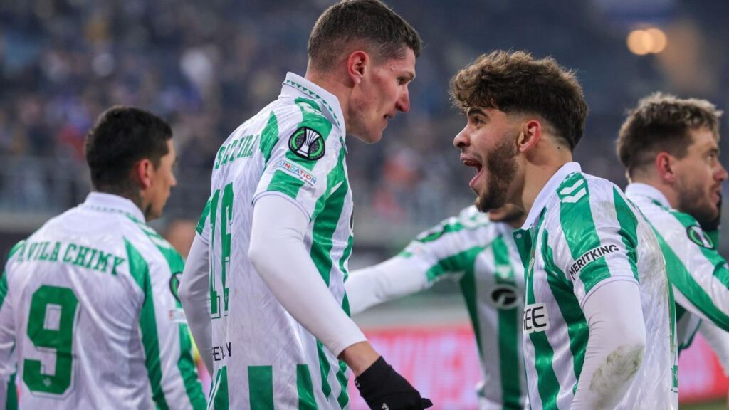 Jugadores del Betis celebran ante el Gante.