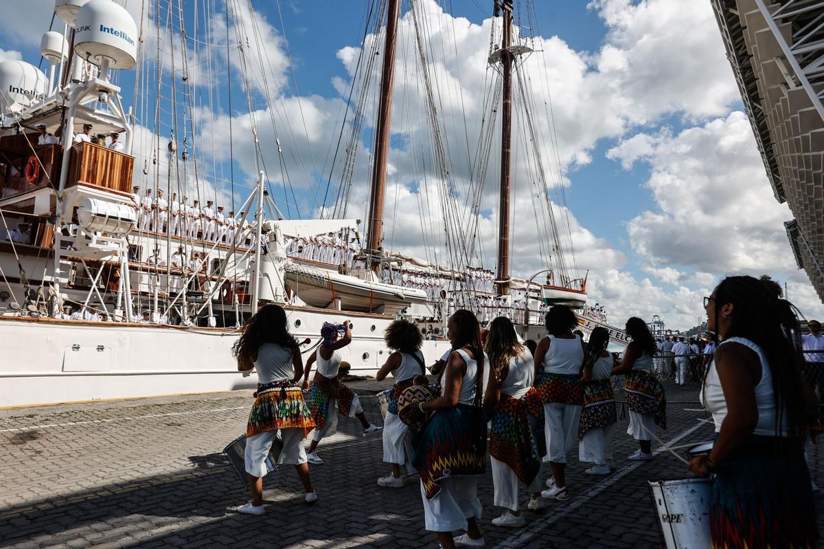 AME031. Salvador (Brésil), 02/20 / 2025. - Cadets du navire scolaire Juan Sebastián de Elcano Formulaire à son arrivée ce vendredi, au port de Salvador dans l'État de Bahia (Brésil). La princesse Leonor de Borbón, héritière du trône d'Espagne, est arrivée au port de Salvador à bord du navire scolaire de Juan Sebastián de Elcano, au premier arrêt en Amérique dans le cadre de son voyage pédagogique. Efe / Rafael Martins