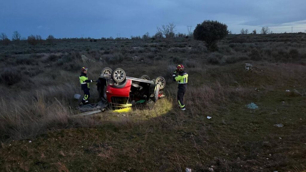 Dos efectivos del Parque de Rionegro, en el lugar en el que tuvo lugar el siniestro