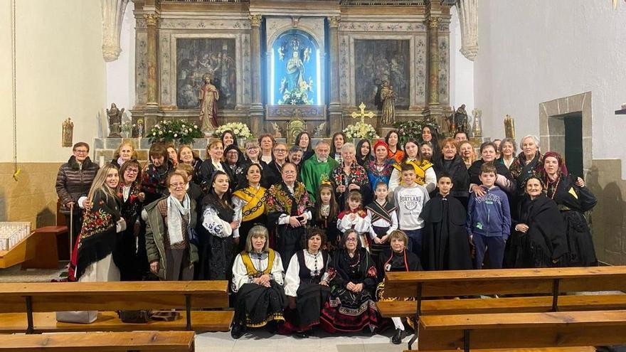 Participantes en la celebración de la fiesta de Santa Águeda en Quiruelas de Vidriales, que tuvo lugar ayer.