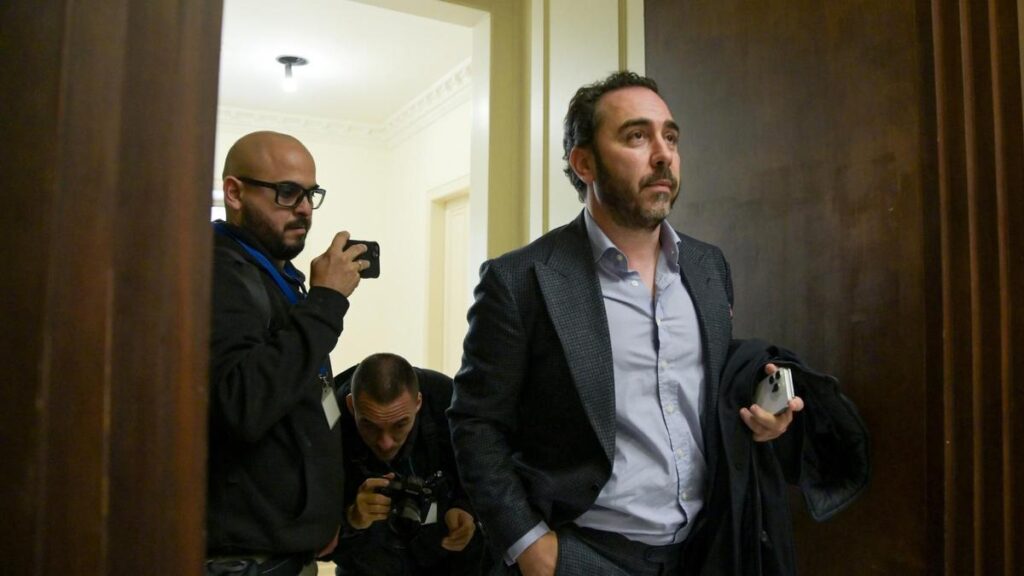 El empresario Víctor de Aldama, a su llegada a la comisión de investigación sobre el material sanitario para los efectos de la COVID-19, en la sede del Parlamento de Canarias, a 30 de enero de 2025, en Santa Cruz de Tenerife, Tenerife, Canarias (España).