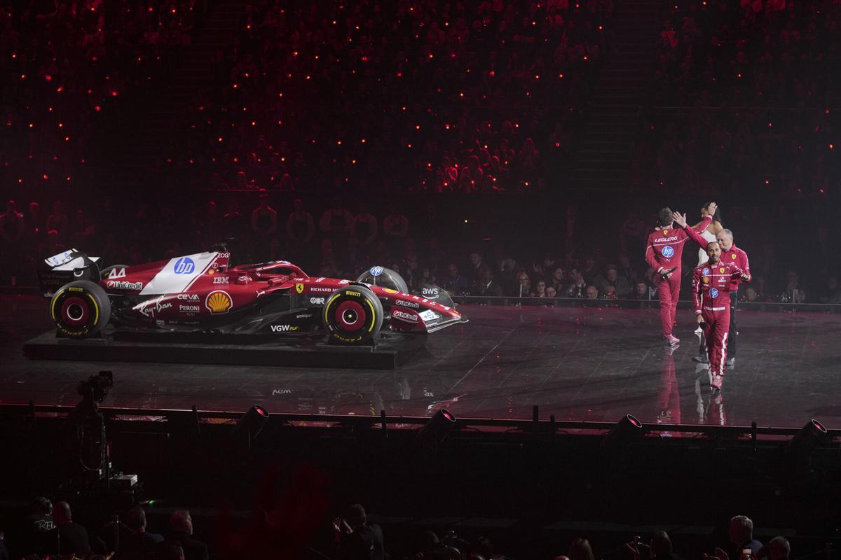 Le conducteur de Ferrari Lewis Hamilton de Grande-Bretagne, le directeur de l'équipe Ferrari Frederic Vasseur et le pilote Ferrari Charles Leclerc de Monaco assistent à l'événement de lancement en direct F1 75 à l'O2 Arena à Londres, le mardi 18 février 2025.