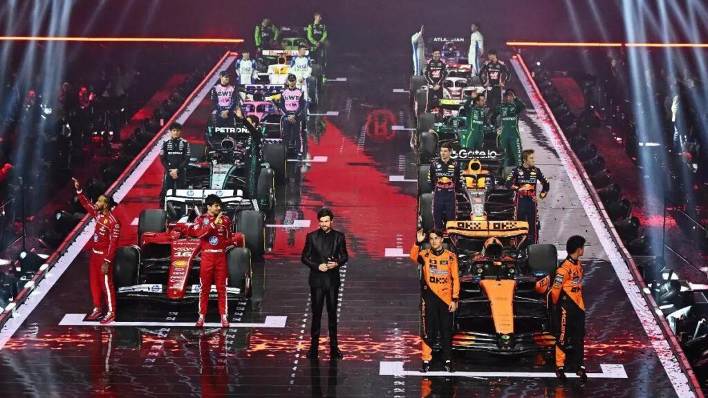 Foto de 'familia' de los equipos de F1 al final de la gala de Londres.