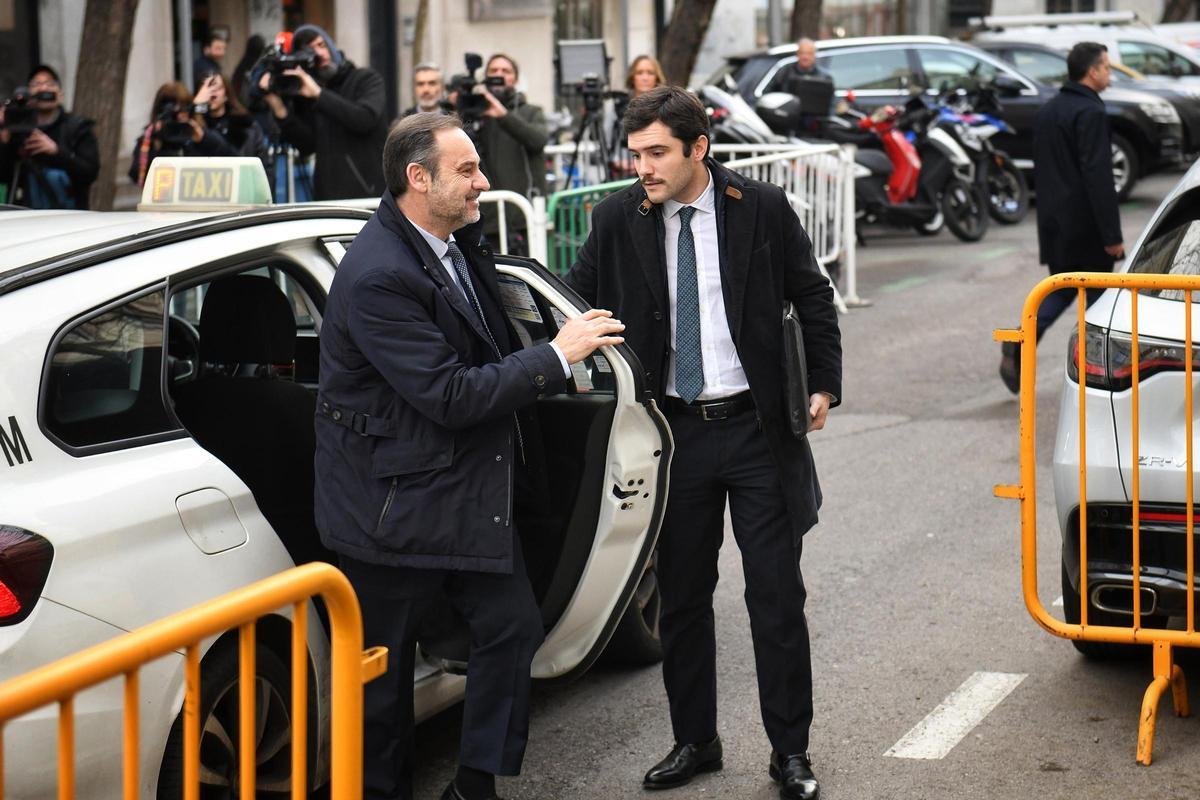 L'ancien ministre des Transports José Luis Ábalos (C) vient déclarer à la Cour suprême, le 20 février 2025, à Madrid (Espagne).