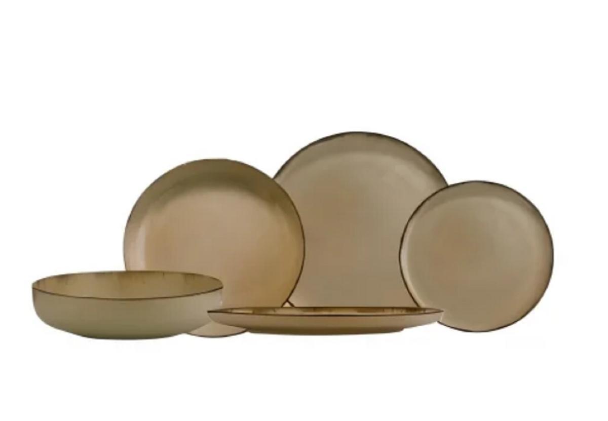 Plats de couleur crème.