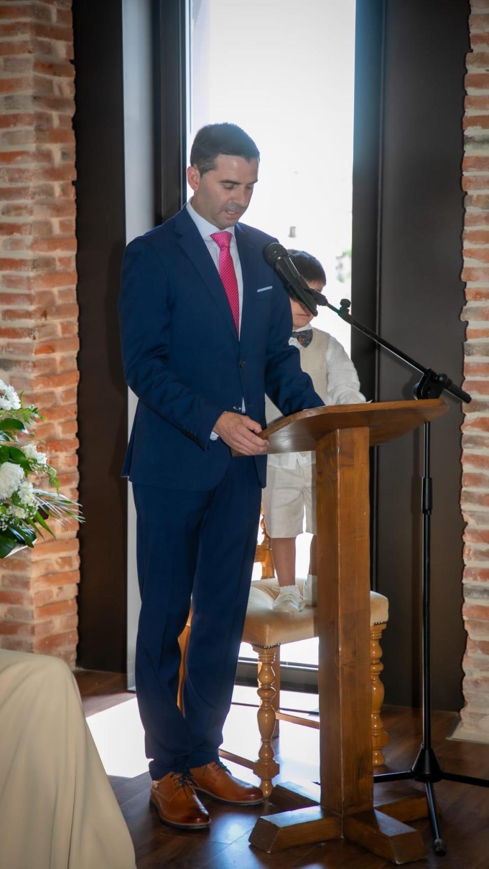 Javier Fernández, maire de Transpino, officiant le mariage de sa sœur
