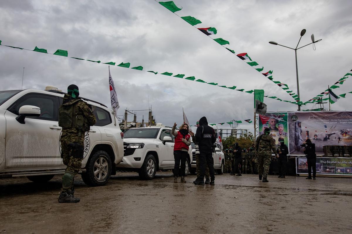 Rafah (---), 02/22/2025.- Un représentant de la Croix-Rouge avec des combattants palestiniens des brigades Izz ad-Din al-Qassam du Hamas comme la main sur deux otages israéliens à Rafah, Southern Gaza Strip, février 2025. Imméremment dans Nuseirat dans le centre de Gaza, dans la dernière partie de la première phase de l'accord de cessez-le-feu d'Israël-Ahamas. Efe / epa / haitham imad