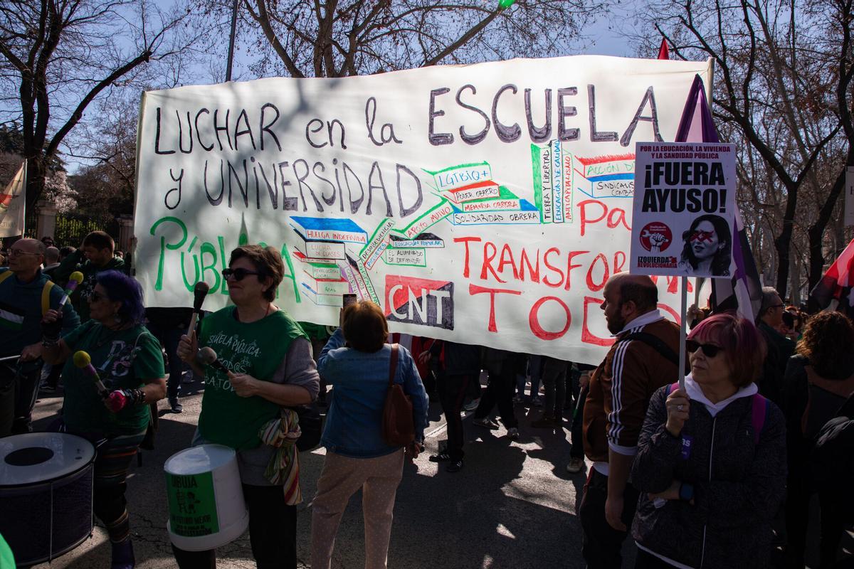Plusieurs personnes lors d'une manifestation pour l'éducation publique, le 23 février 2025, à Madrid (Espagne). Une vingt entités et associations qui couvrent les différentes étapes éducatives, de l'éducation obligatoire au FP et à l'université, en marche sous la devise «sauver l'éducation publique» pour exiger du gouvernement régional une «éducation publique de qualité» et une protestation »contre les coupes et privatisation ». 23 février 2025; Manifestation; Rafael assez; catégorie_code_new;