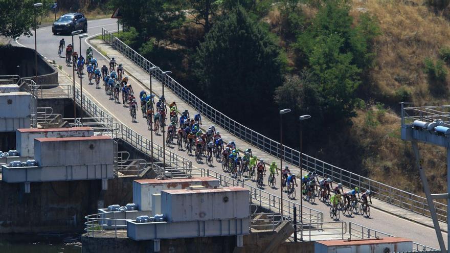 Los corredores, pasando por la presa de Villalcampo en una edición reciente del Trofeo San José.