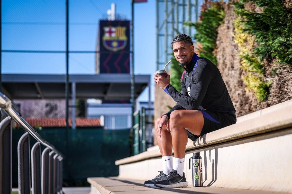 Araujo pose pour ce journal avec le Barça Shield en arrière-plan.