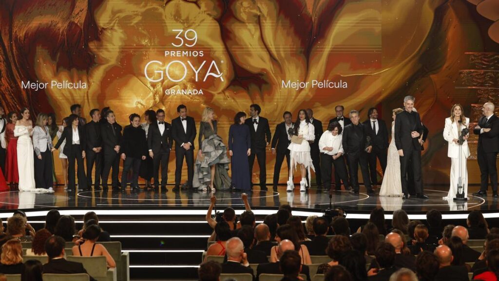 Los equipos de la películas ´El 47´ y ´La Infiltrada´ tras recibir el Goya ex aequo a la ´Mejor película´ en la 39 edición de los Premios Goya