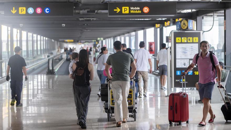 Archivo - Varias personas con maletas en la terminal T4 del aeropuerto Adolfo Suárez Madrid-Barajas.