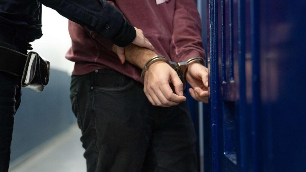 Imagen de un detenido por Mossos en calabozos.