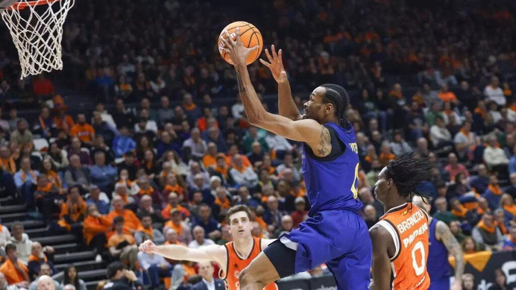 Kevin Punter, entra a canasta ante Brancou Badio en una acción del Valencia -Barcelona.