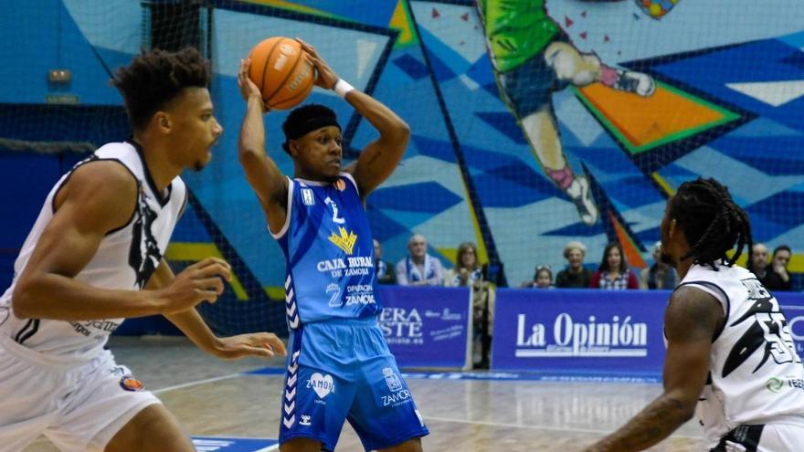 Powell busca dar un pase ante un defensor del Tizona Burgos.