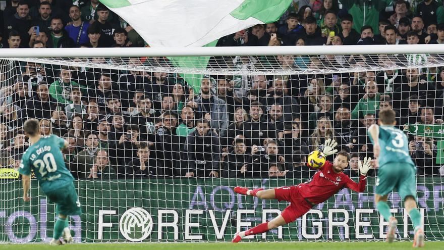 El Betis desarbola en la segunda parte a una Real que acabó con nueve.