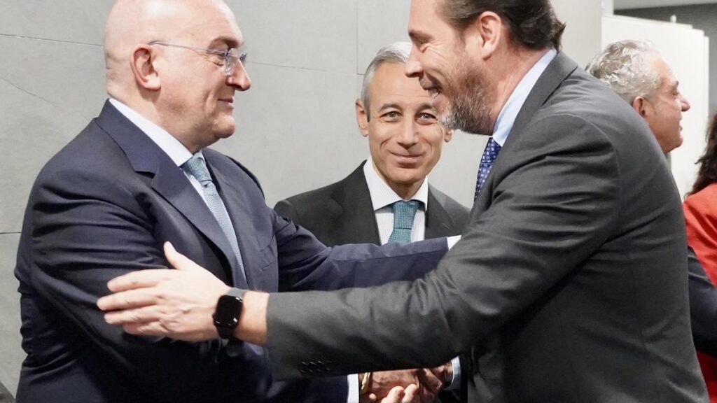 El ministro de Transportes y Movilidad Sostenible, Óscar Puente, saluda al alcalde de Valladolid.