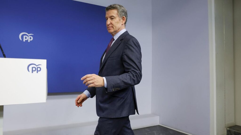 El líder del PP, Alberto Núñez Feijóo en rueda de prensa este lunes en Génova.