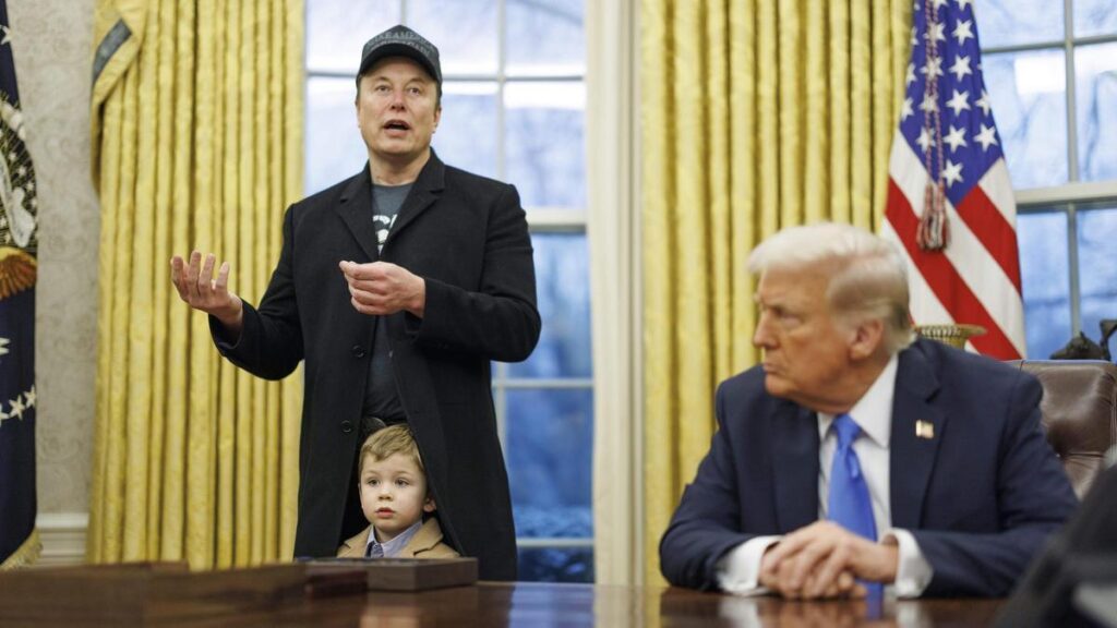Elon Musk con su hijo X y Donald Trump, en el Despacho Oval.