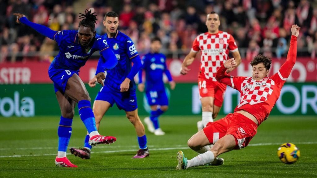 Uche marca el 0-1 ante Krejci, que cometió un grave error durante la primera mitad del Girona-Getafe en Montilivi.