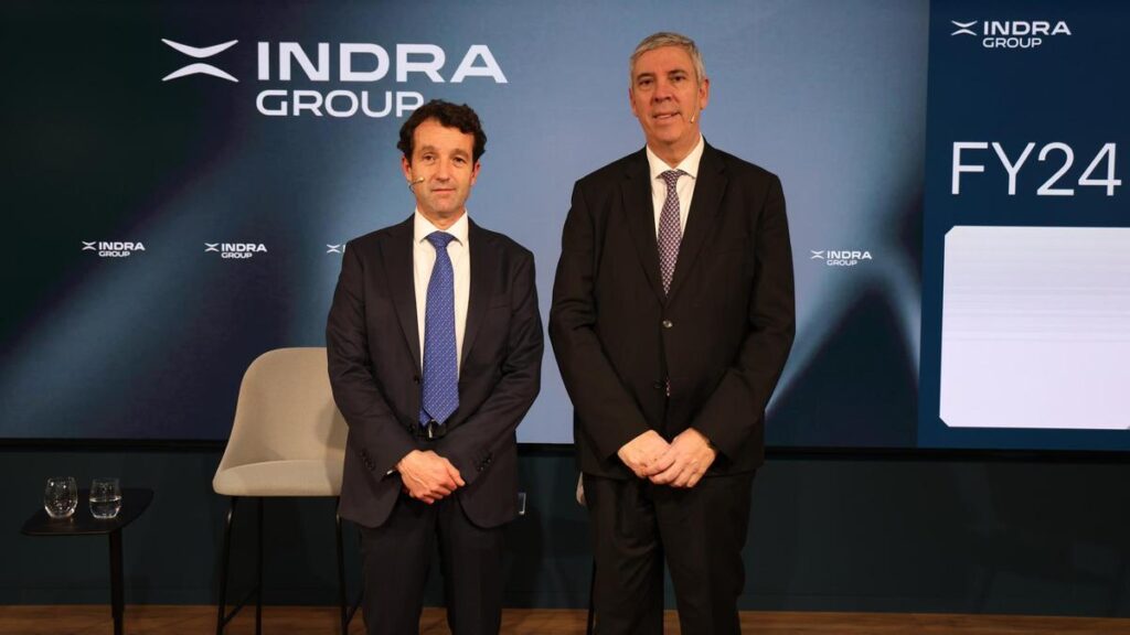 El presidente de Indra, Ángel Escribano, y el CEO, José Vicente de los Mozos.