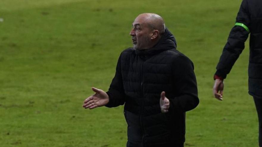 Juan Sabas, técnico del Zamora CF, ayer ante el Bilbao Athletic.