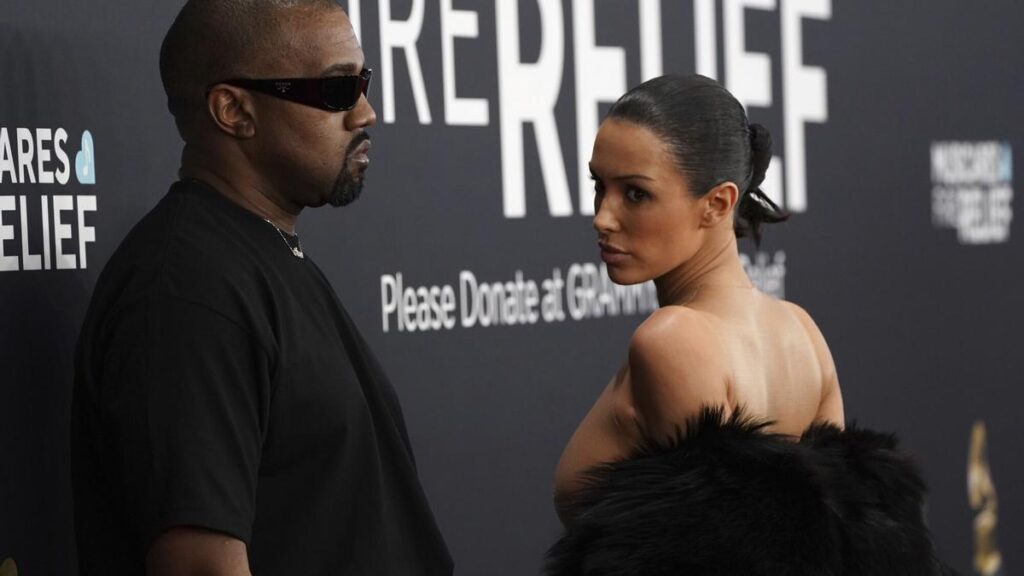Kanye West y Bianca Censori posan en los premios Grammy.