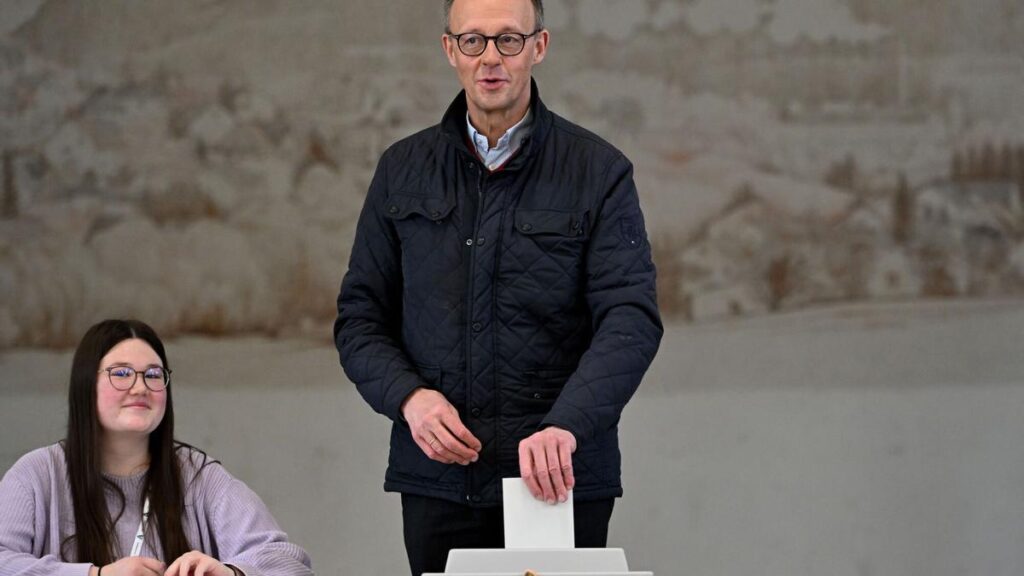 El candidato de la CDU a canciller, Friedrich Merz, vota en las elecciones alemanas 2025