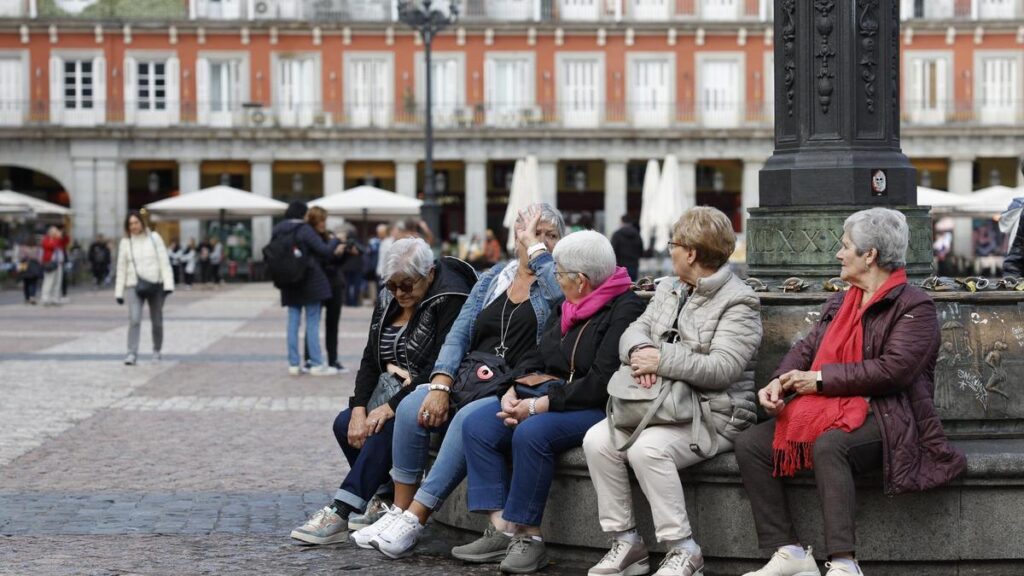 Personas mayores en la plaza Mayor de Madrid.