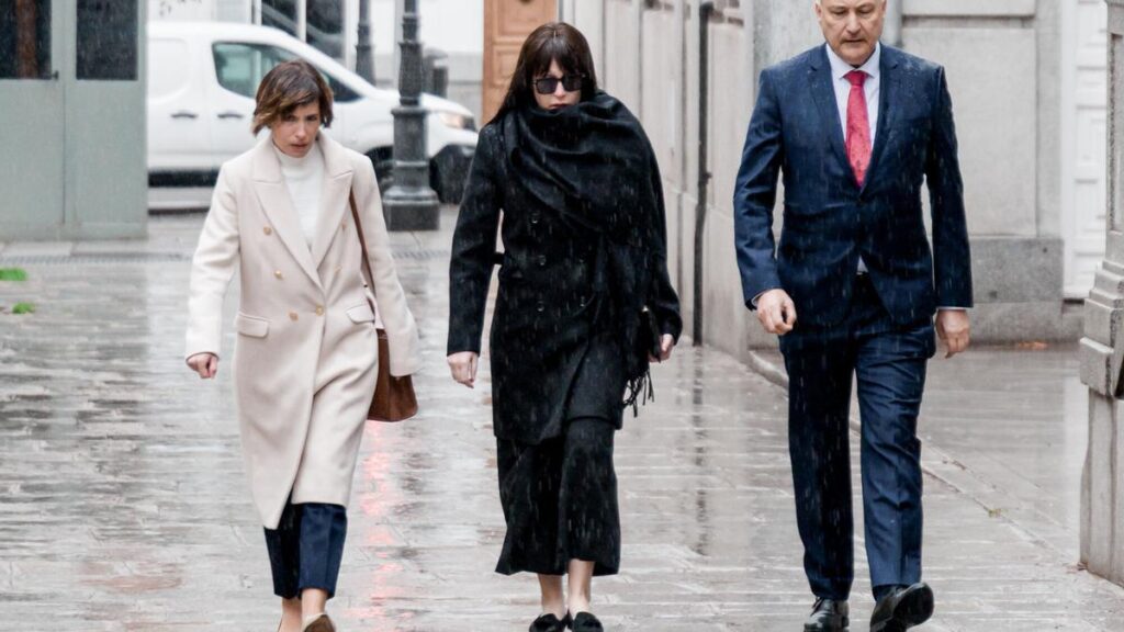 La expareja de Ábalos Jéssica Rodríguez a su llegada al Tribunal Supremo junto a sus abogados.