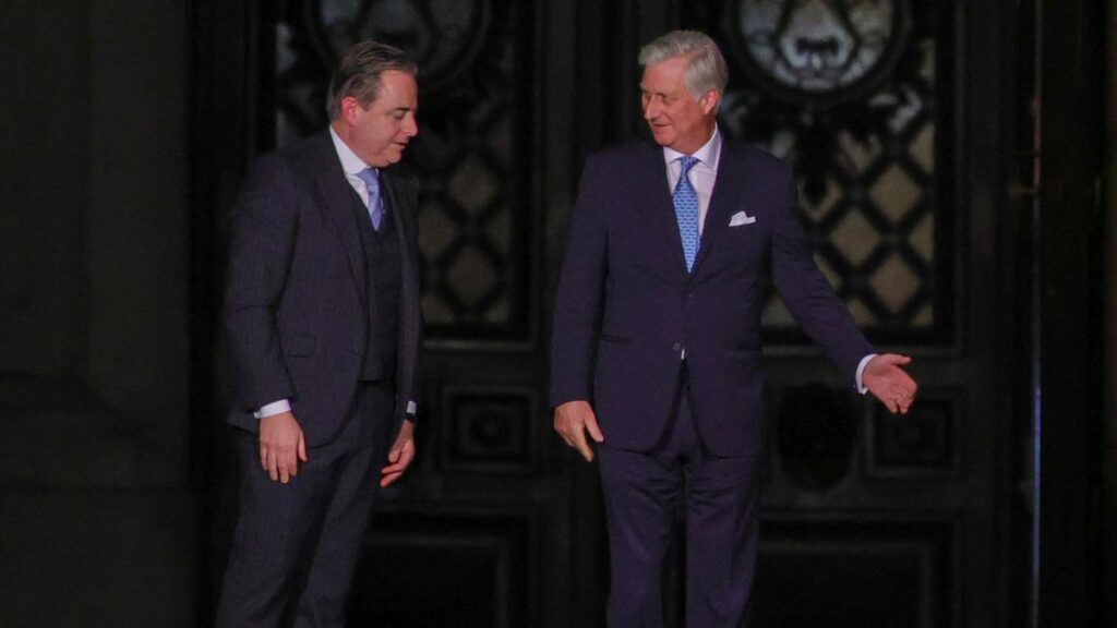 El rey Felipe de Bélgica, a la derecha, recibe Bart De Wever.