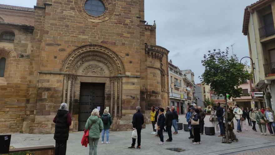Un grupo de turistas contemplando la iglesia de Santa María.