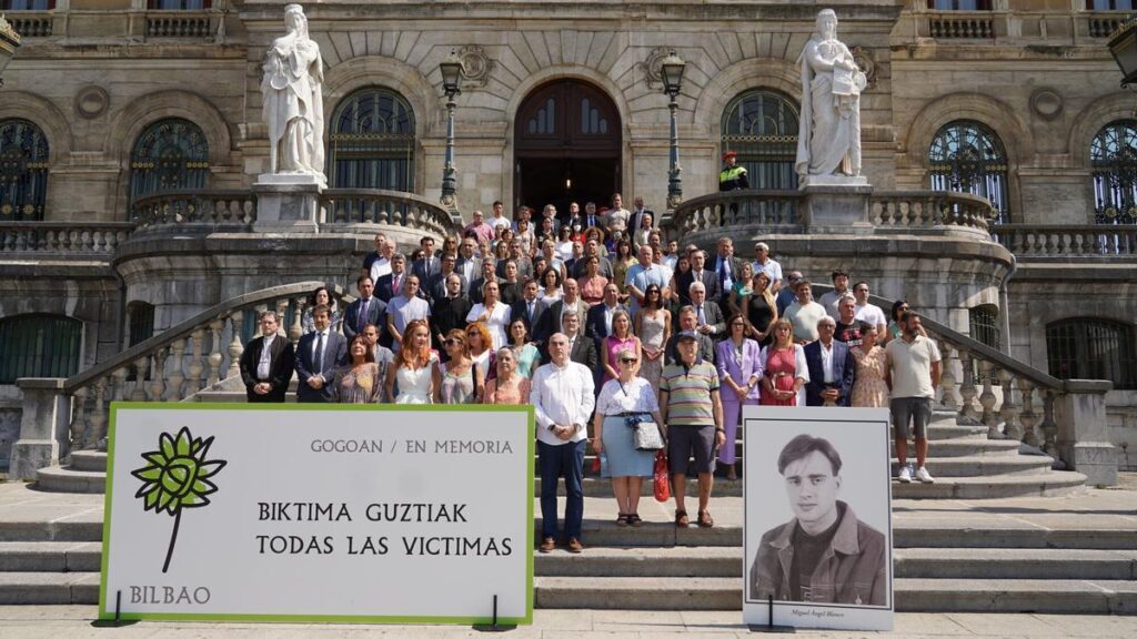 Multitud de personas participan en el homenaje a Miguel Ángel Blanco, en la escalinata exterior del Ayuntamiento de Bilbao, a 13 de julio de 2022, en Bilbao, Euskadi (España).