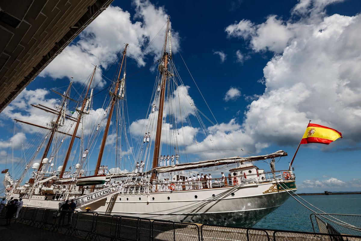 AME020. Salvador (Brésil), 02/2025.- Photographie du navire scolaire de Juan Sebastián de Elcano à son arrivée ce vendredi, au port de Salvador dans l'État de la baie (Brésil). La princesse Leonor de Bourbon, héritière du trône d'Espagne, est arrivée au port de Salvador à bord de Juan Sebastián de Elcano, au premier arrêt en Amérique dans le cadre de son voyage pédagogique. Efe / Rafael Martins