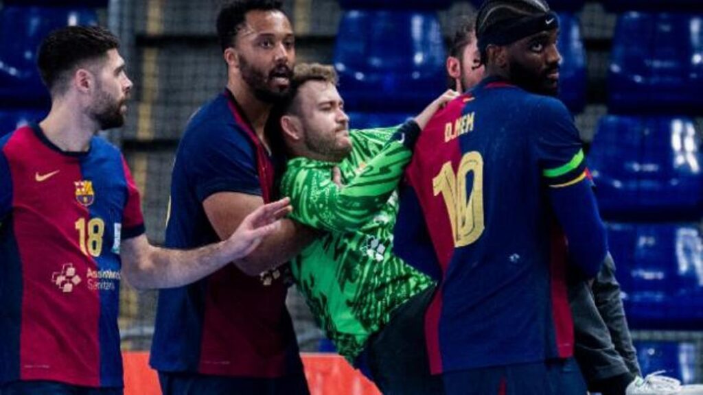 onzalo Pérez de Vargas abandona el Palau tras sufrir una grave lesión en la rodilla izquierda en el partido contra el Bidasoa de Irún.
