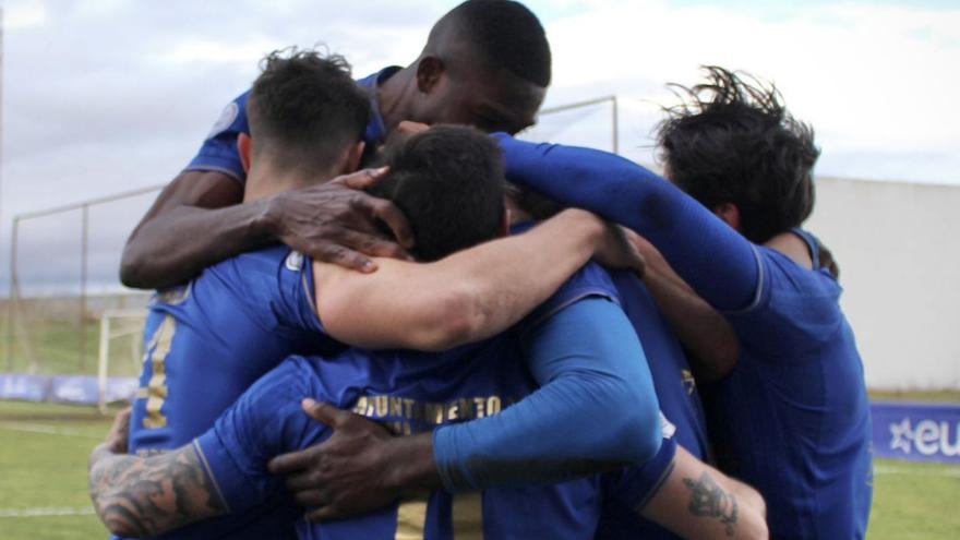 Los jugadores del CD Villaralbo celebran un gol.