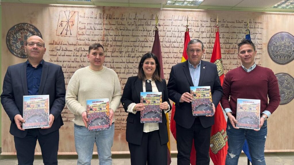 El presidente de Diputación (segundo por la izquierda) en su visita institucional a Benavente.