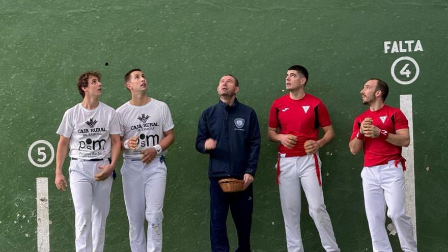 Sorteo inicial en un partido de mano parejas del San Atilano Caja Rural Moralejo.